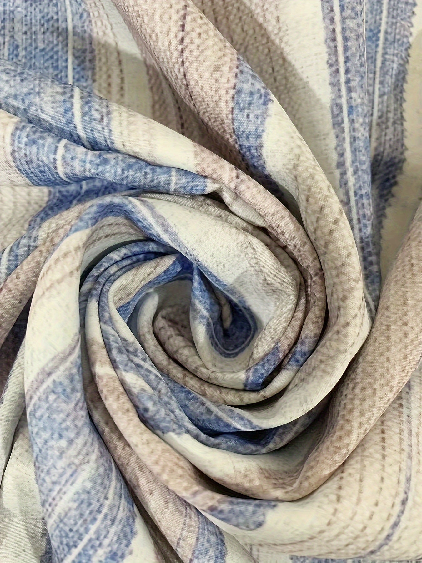 Erkaklar uchun tasodifiy chiziqli qisqa yengli ko'ylak 95% polyester va 5% spandeks aralashmasidan tayyorlangan, yozgi yengil yaka, to'qilgan mato, oddiy kesim va tugma tafsilotlari bilan, va mavjud bo'lgan