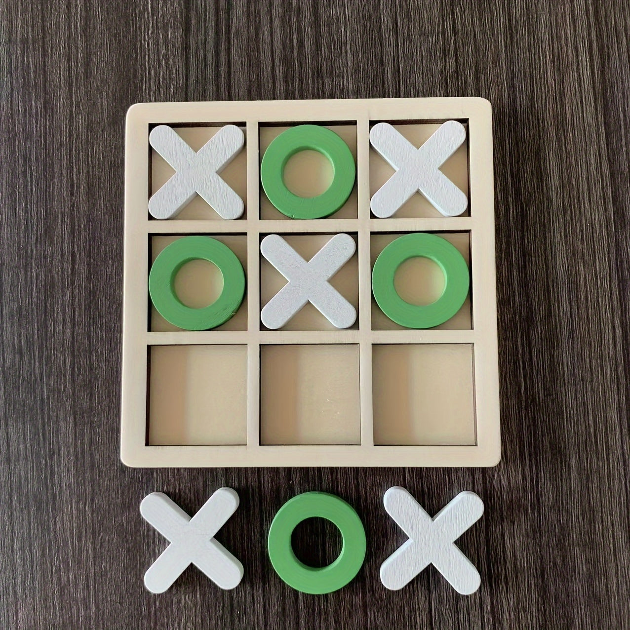 Bolalar uchun interaktiv strategiya o'yini - Yog'ochdan yasalgan tik-tak-toe o'yinchoq.
