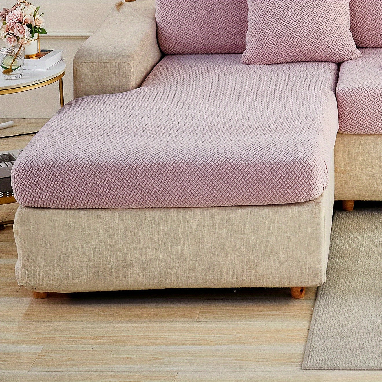 Современный серый чехол для подушки дивана с эластичной посадкой и мягкой текстурированной тканью. Машинная стирка для повышения комфорта в гостиной.