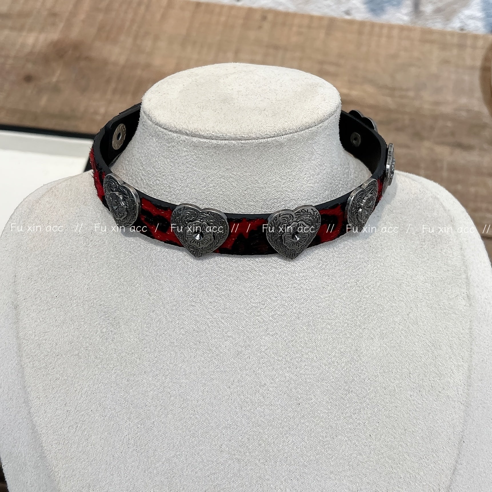 "Vino qizil rangdagi leopard naqshli yurak chokeri - Ayollar uchun boho-chic punk uslubidagi kesish yelka marjon, partiyalar va festival uchun ideal"