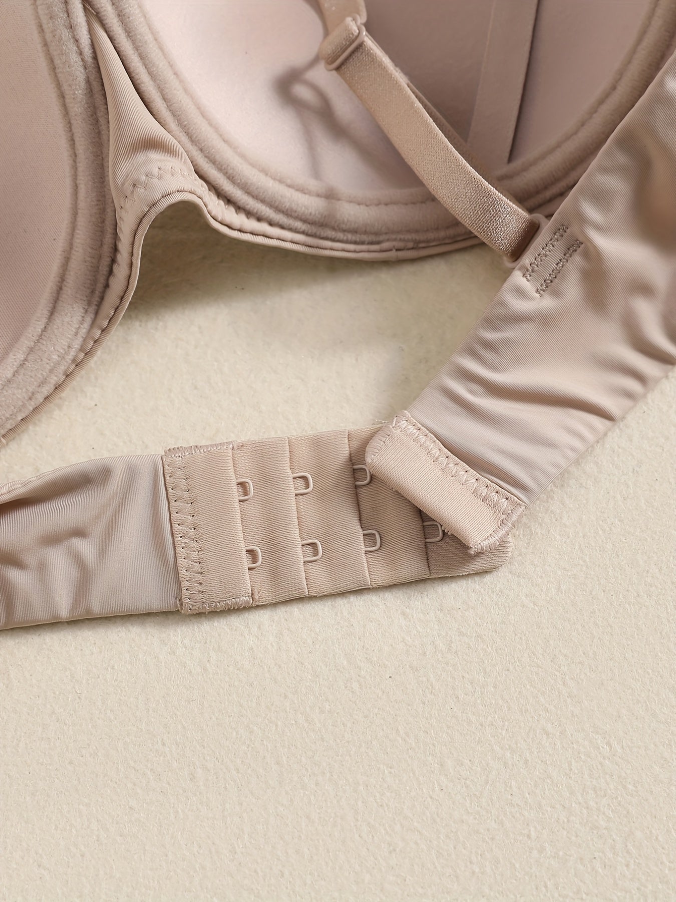 Гладкий комплект нижнего белья, включая бесшовный бюстгальтер, бюстгальтер-балконет и бикини для женщин.