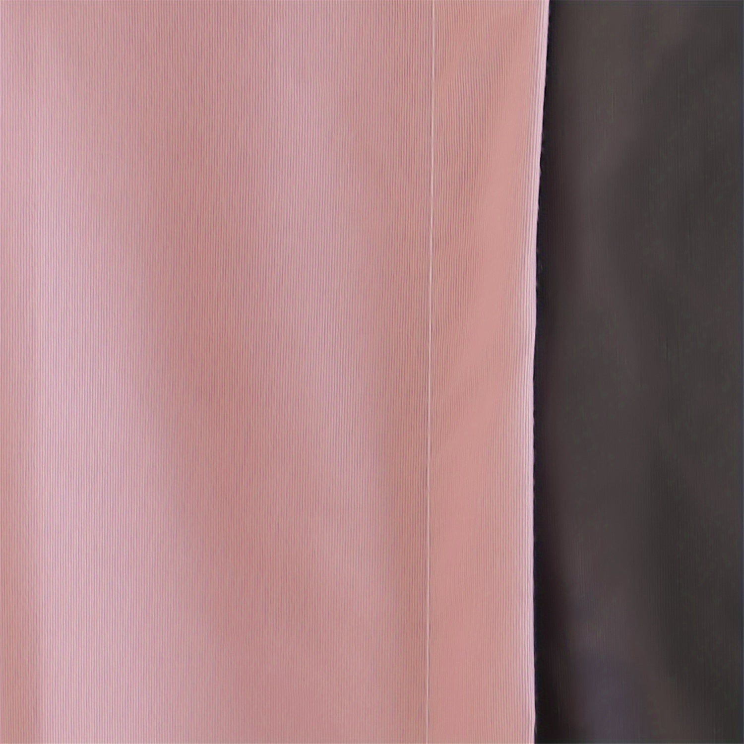 Qorong‘u qopqog‘li pardalar qora yoki oq izolyatsiyalangan, yoritishni to‘sadigan, yotoqxona va mehmonxona uchun