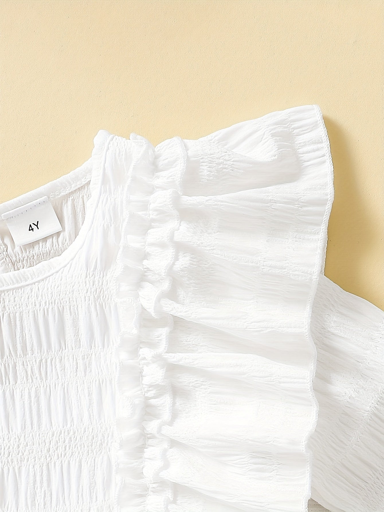 Qizlar uchun 2 qismli kuz to'plami, qirralari qiyshiq ko'ylak va dantel tafsilotli denim shimlar, bir rangda. Polyesterdan tayyorlangan, oddiy moslikda, to'qilgan mato. Kichik bolalar uchun ochiq havoda kiyish uchun mos.