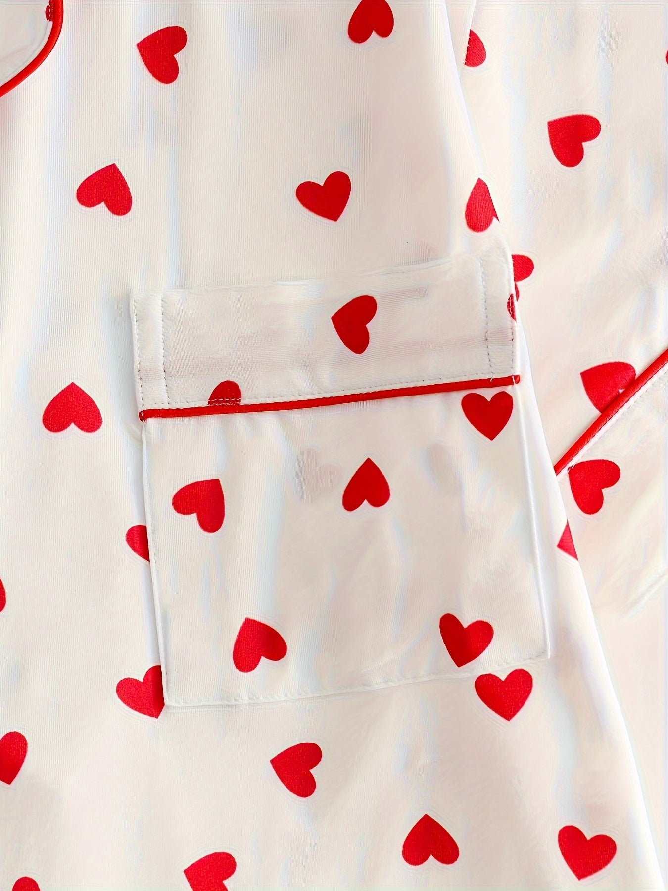 Bahor/kovak uchun uzun yengli yuqori va yurak naqshiga ega, uyda qulaylik uchun yumshoq shimlar bilan birga bo'lgan nozik ayol pijama to'plami.