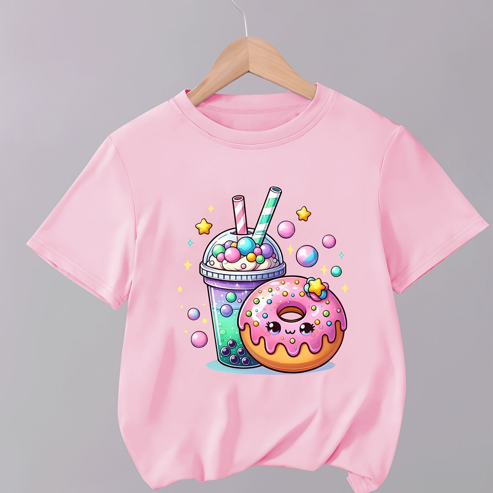 Yozgi kiyim uchun ideal bo'lgan, sut choyi donut yulduz naqshiga ega oq qisqa yengli bluzka.