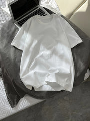 Yoz uchun erkaklar uchun bir rangli T-kofta, tasodifiy ko'cha uslubi