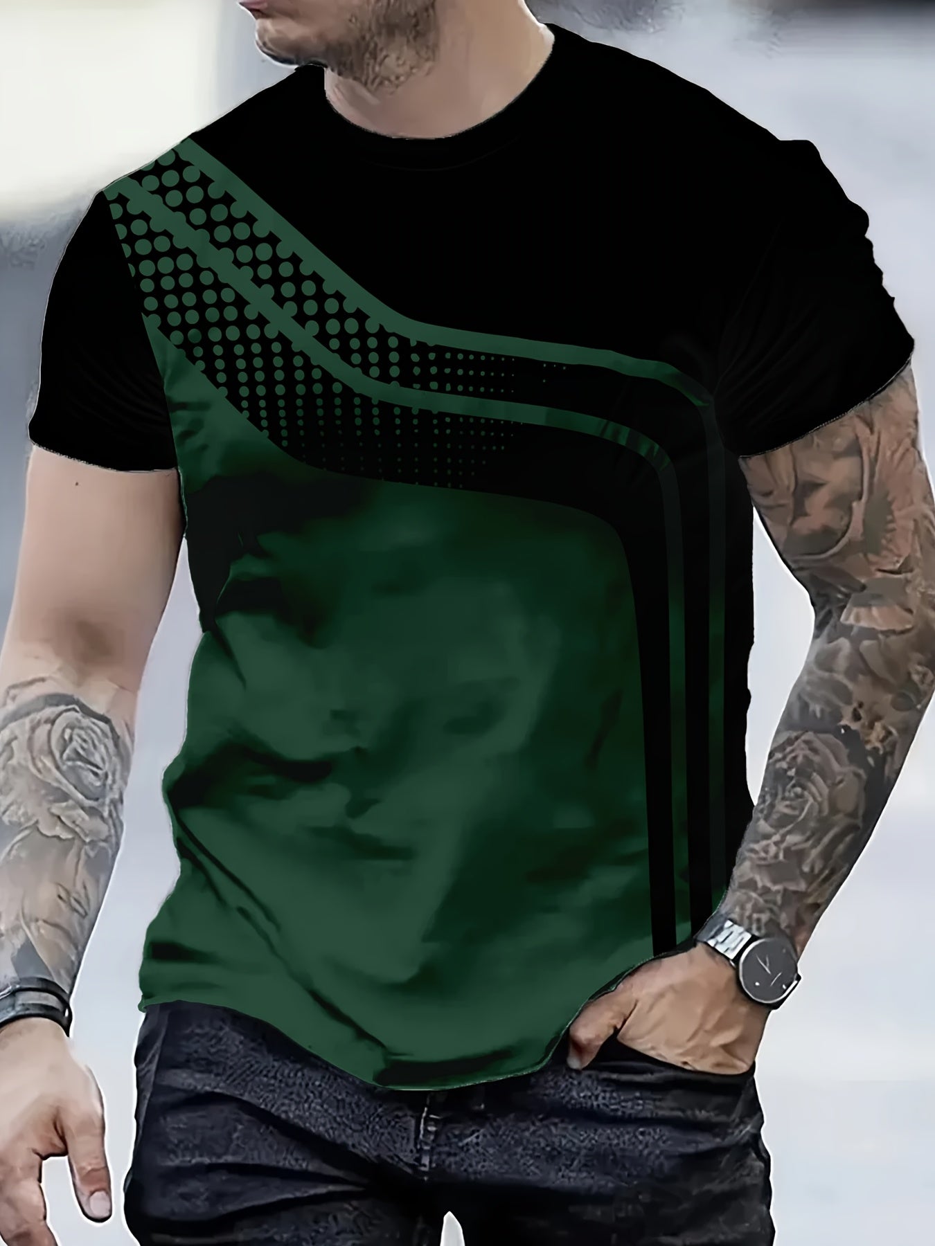 Zamonaviy erkaklar uchun qora va kulrang chiziqli qisqa yengli futbolka, raqamli bosma bilan. Havo o'tkazuvchi, namni yutuvchi polyesterdan tayyorlangan. Mustahkam va mashinada yuvish uchun qulay. Norasmiy yoki rasmiy kiyim uchun mukammal.