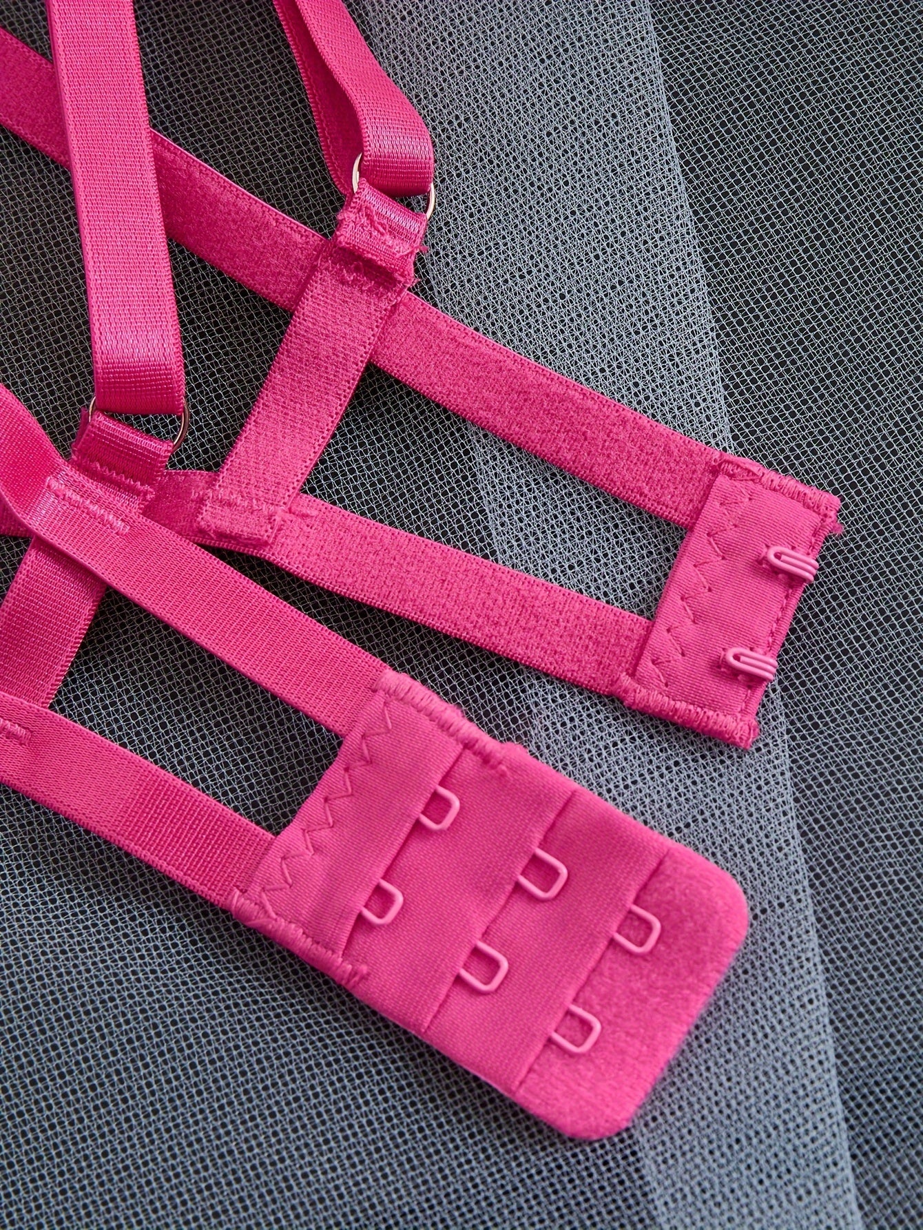 Комплект нижнего белья с тонкими бретельками, включающий интимные вещи, бюстгальтер и трусики в сексуальном дизайне.