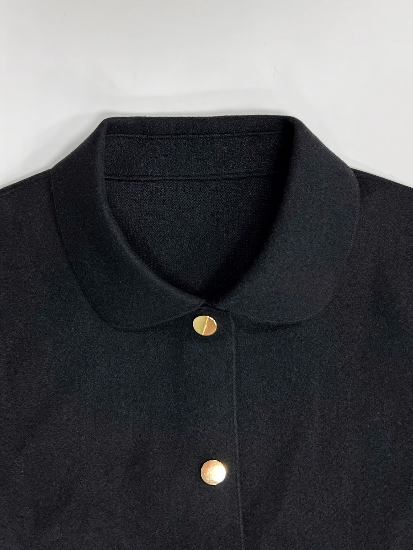 Zarif ayollar uchun polyester trench palto: Bir rangli, keng kesim, uzun qo'l, bitta tugmachali, astarsiz, to'qilgan, barcha mavsumlar uchun tashqi kiyim.