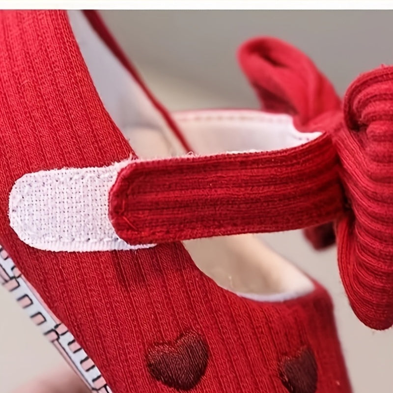 Qattiq matodan tayyorlangan tasodifiy bog'ichli Mary Jane chaqaloq poyabzallari, sirpanchiq dizayni bilan, sirpanchiq bo'lmagan yumshoq taglik. Havo o'tkazuvchi va engil, bahor/kovakda ichki yoki ziyofat kiyimlari uchun mukammal. Zamonaviy va