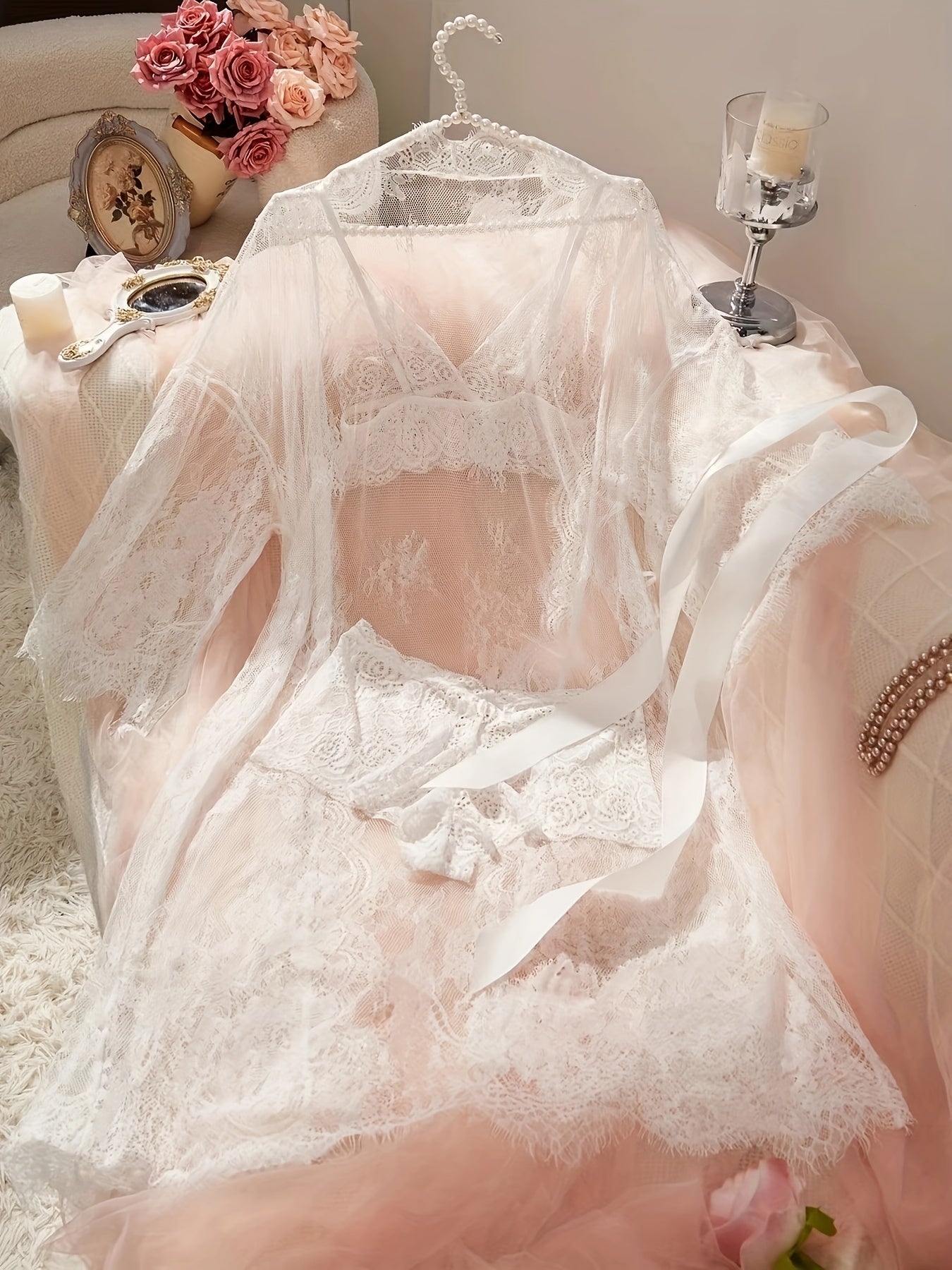 Ayollar uchun chuqur V-shaklidagi toza dantel uyqu kiyimi.