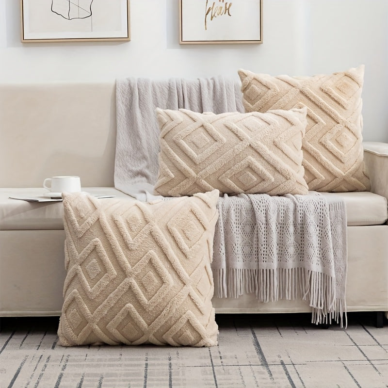 Пара подушек с искусственным мехом, стильные и уютные для праздничного домашнего или спальневого декора.