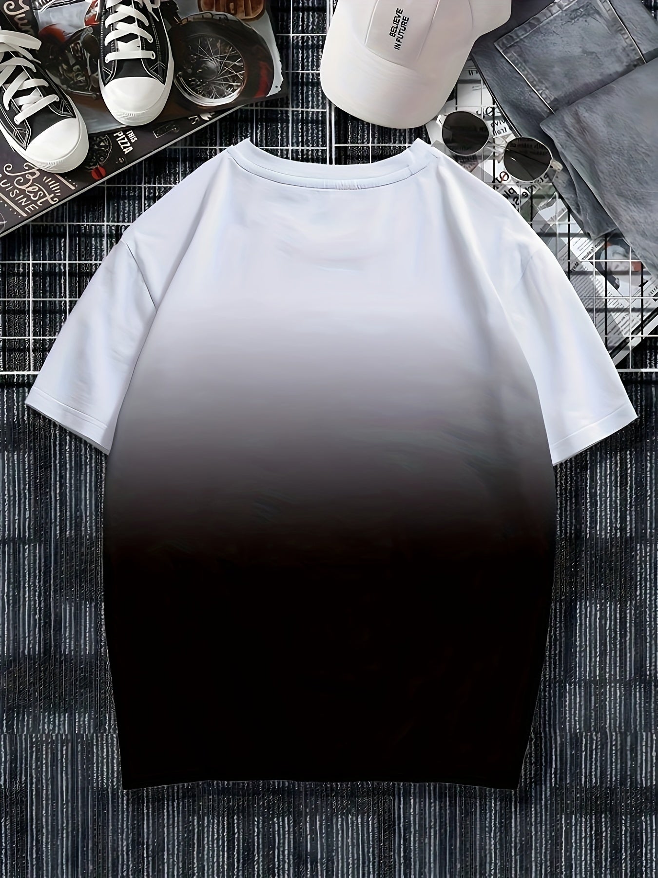 Erkaklar uchun geometrik naqshli yumshoq polyester to'qima matodan tayyorlangan crew neck futbolka, shaffof emas.