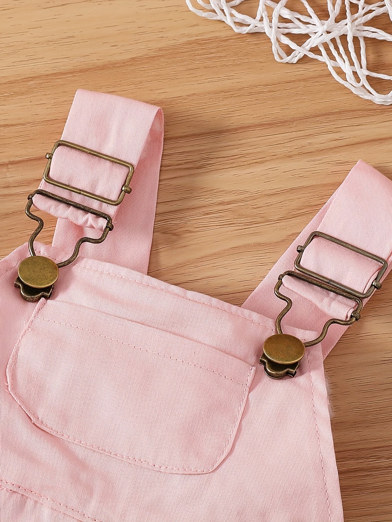 Qizlar uchun 3-qismli paxta to'plami, cho'ziladigan kamarli cho'ntakli shimlar, ruffle yelkalari bilan gullar naqshidagi uzun qo'lqonli romper va kamonli boshbandni o'z ichiga oladi. Bahor/kovakda ochiq havoda kiyish uchun mukammal.