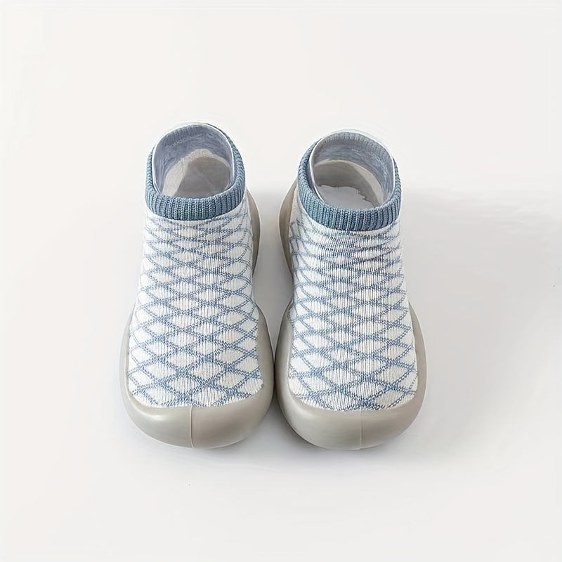 Bolalar uchun karton yuruvchi paypoqlar, rezina taglik bilan, ko'k va sariq chiziqli naqshda, kichik bolalar va maktabgacha yoshdagi bolalar uchun qulay.