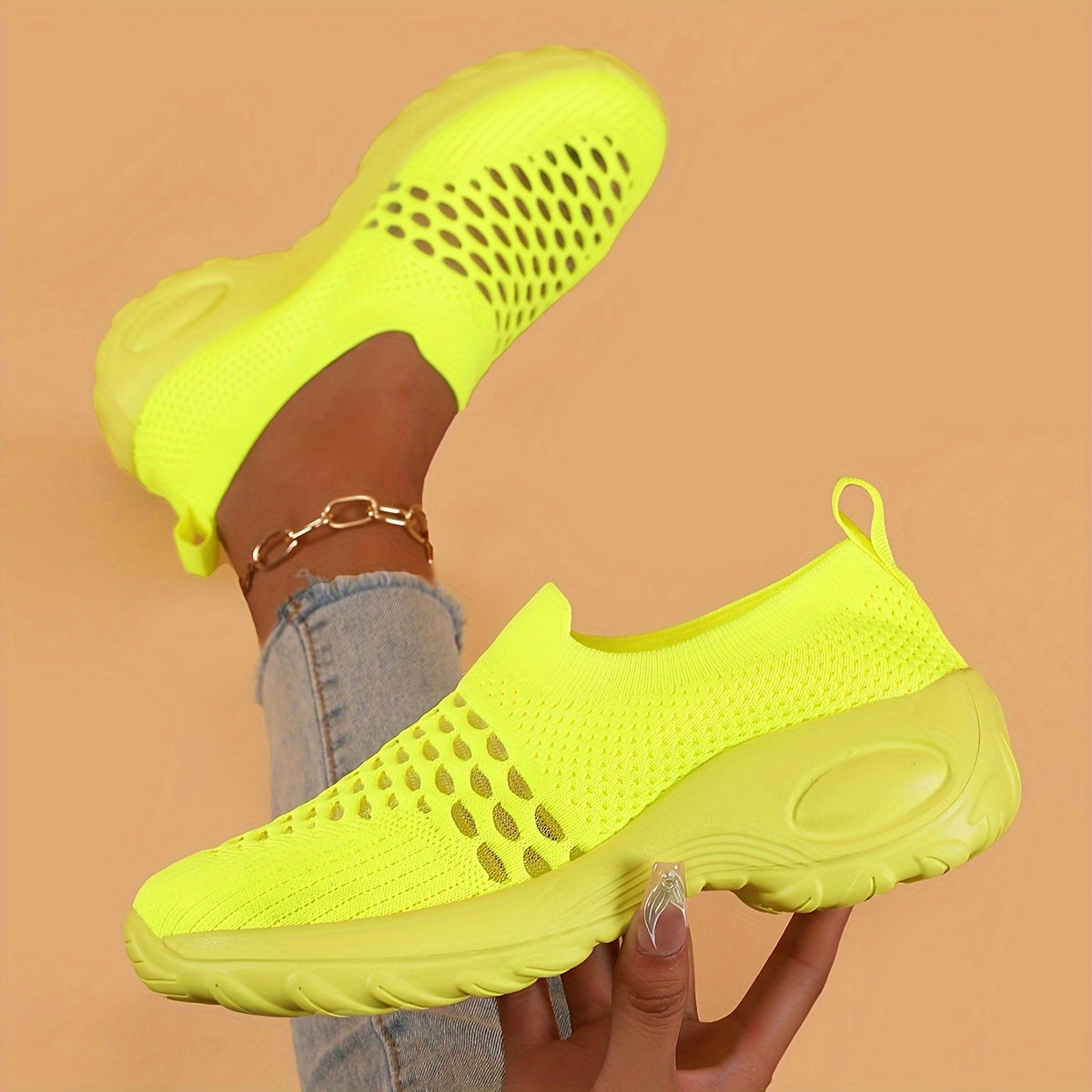 Ayollar uchun sariq slip-on sport poyabzali, yengil, nafas oladigan, to'qilgan EVA taglik