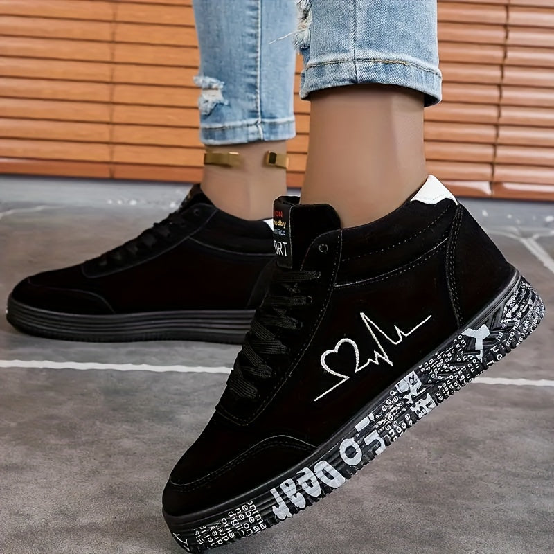 Ayollar uchun qizil yuqori to'plamli skeyt krossovkalari, yurak urishi dizayni, kauchuk taglik, mato astar, barcha mavsumlar uchun ochiq havoda tasodifiy kiyim uchun mukammal.