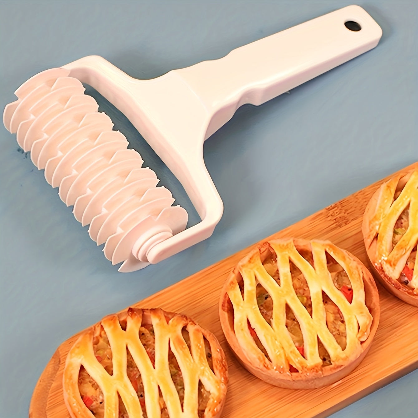 Premium plastmassa xamir rulosi va kesgich to'plami, ichiga biskvit va pizza simi kesgich, rulon qo'yiladi. Uyda tayyorlangan pechenelar va pizzalar uchun mos, ideal pishirish asboblari.