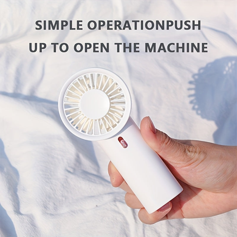 Bir shamol tezligi bilan mini ventilyator qoʻlda yoki stol ustida ishlatilishi mumkin, yoz va turli faoliyatlar uchun mos. Batareyalar kiritilmagan. Har qanday yosh va holatlar uchun mos.