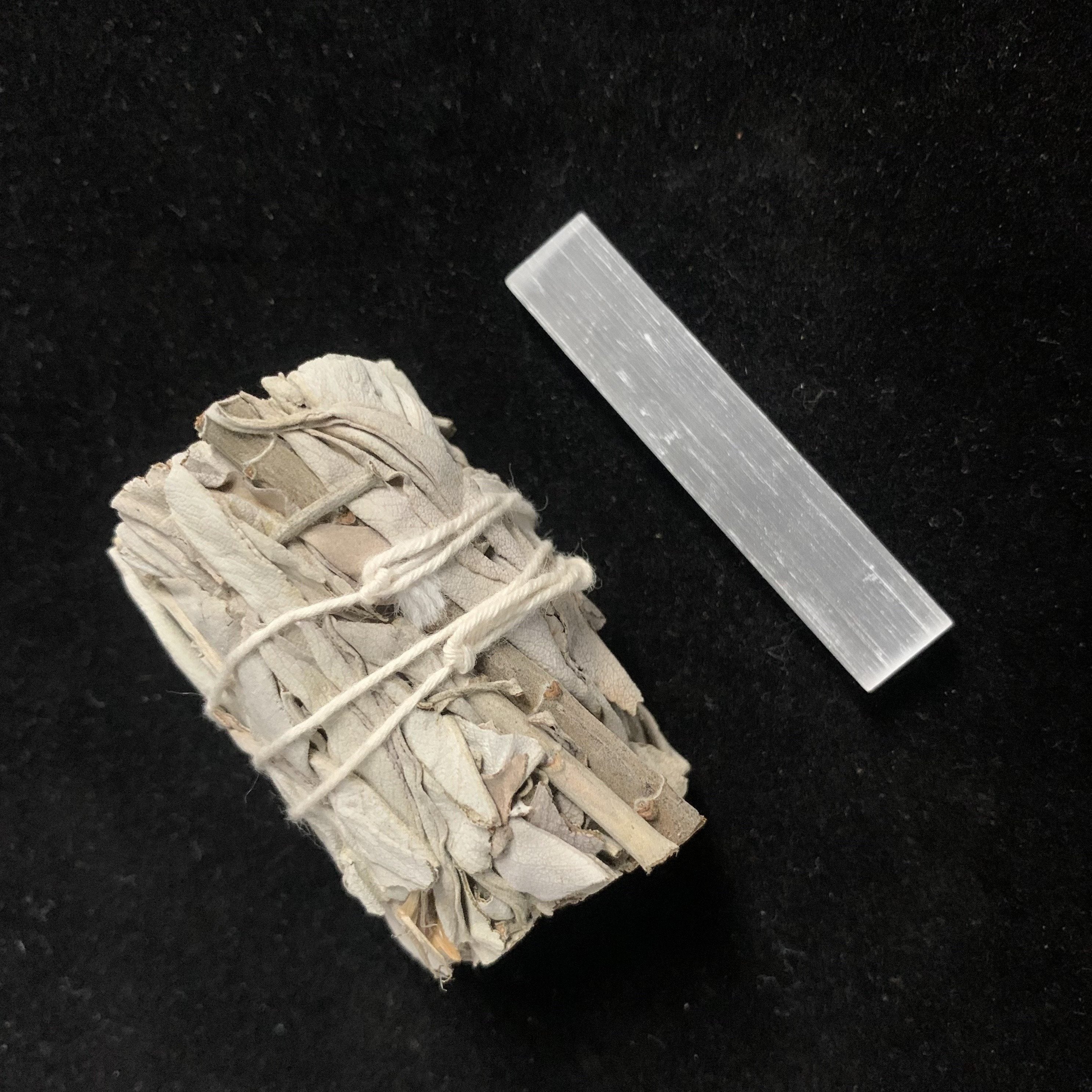 Conjunto de varita de limpieza energética de cristal de roca natural con varita de amatista, selenita y salvia blanca