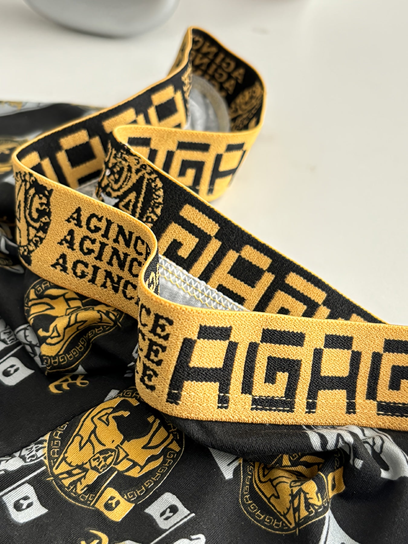 4-Pack Erkaklar uchun Geometrik naqshli Boxer Briefs, Havo o'tkazuvchi Polyester Trikotaj Matodan tayyorlangan. Kundalik kiyim uchun tasodifiy sport shortlari, Yengil va Cho'ziluvchan, To'rt tomonlama cho'ziladigan ichki kiyim.