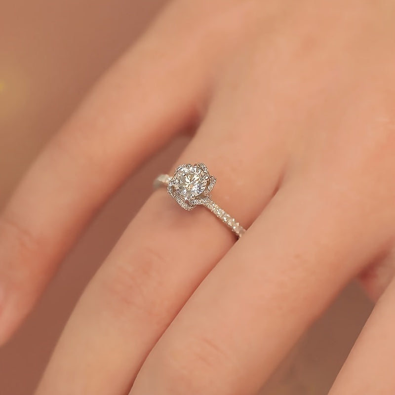 Ushbu nozik zargarlik halqasi, ayollar uchun mo'ljallangan, 925 sterling kumushdan tayyorlangan va porloq zirkoniya toshlari bilan bezatilgan. Bu sevgi ramzi bo'lib, taxminan 2.7 gramm og'irlikda, hayotingizdagi maxsus inson uchun mukammal sovg'a.