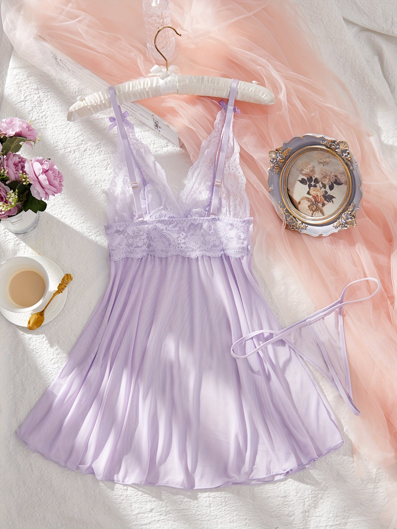 Пурпурное кружевное платье-бэбидол с подходящими стрингами.