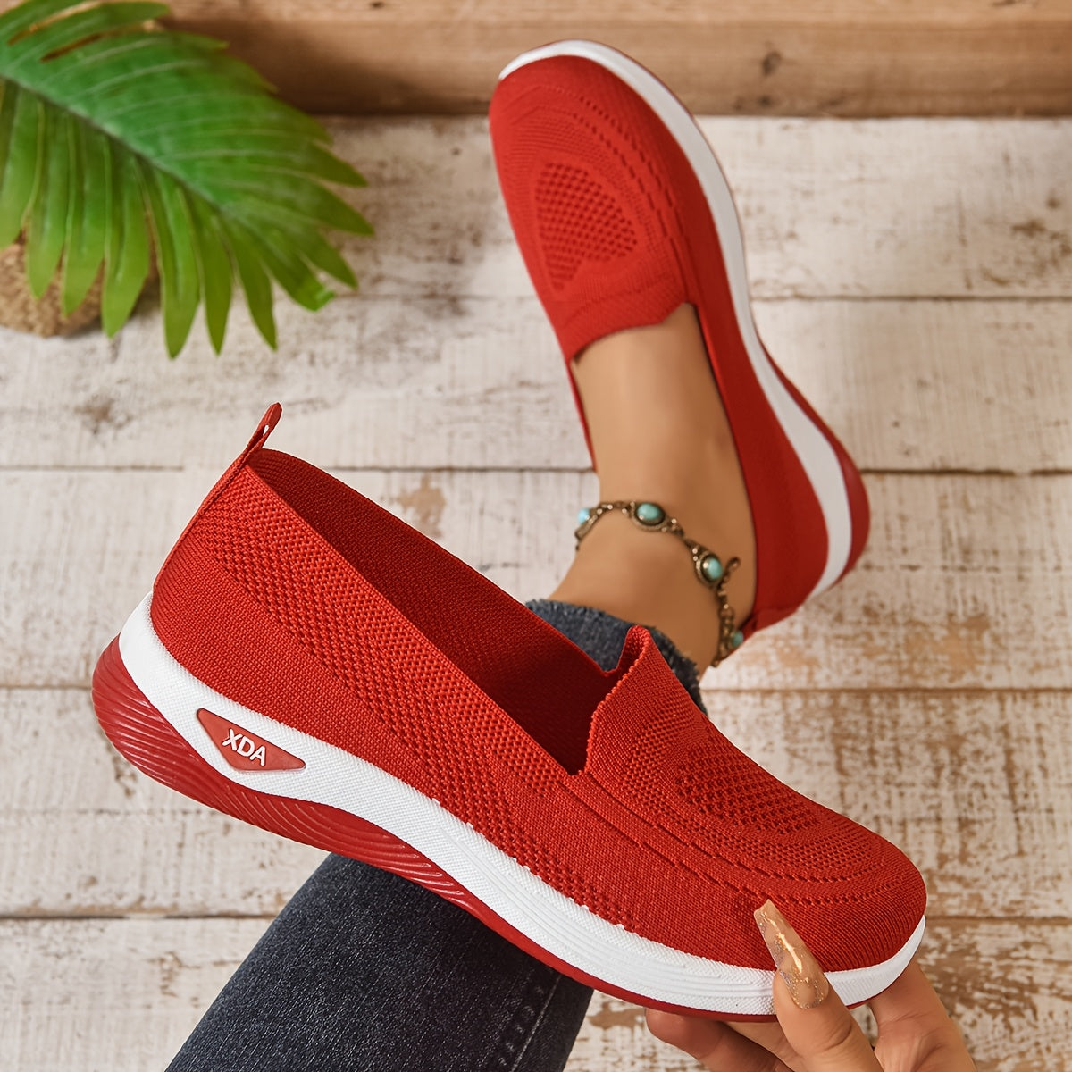 Ayollar uchun kundalik slip-on sport poyabzali, nafas oluvchi to'qima, pastki qismi g'ovak g'ovak, rezina tagli