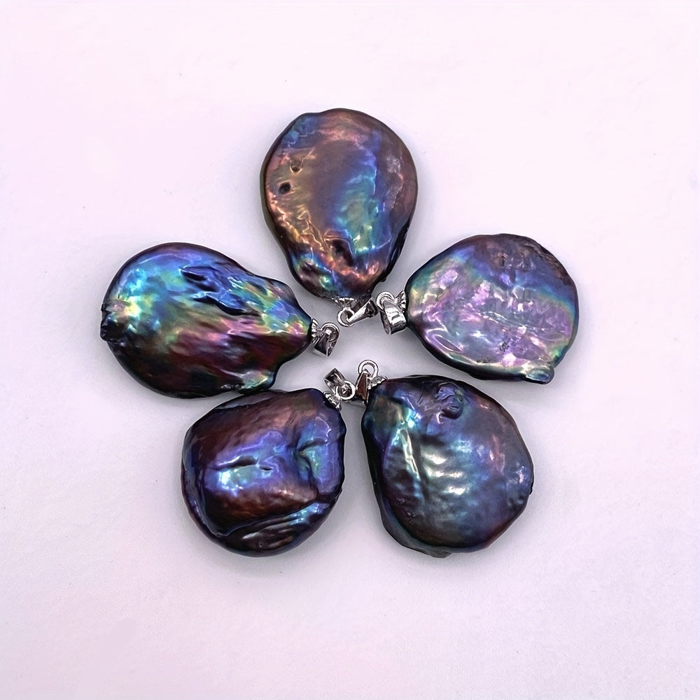 Qora va ko'k barokko dizayni bilan inlay qilingan uzun tangali tekis tabiiy shirin suv marvaridi pendant, taxminan 24mm o'lchamda. Quti yoki zanjir bilan kelmaydi. Rangiga ko'ra kumush.