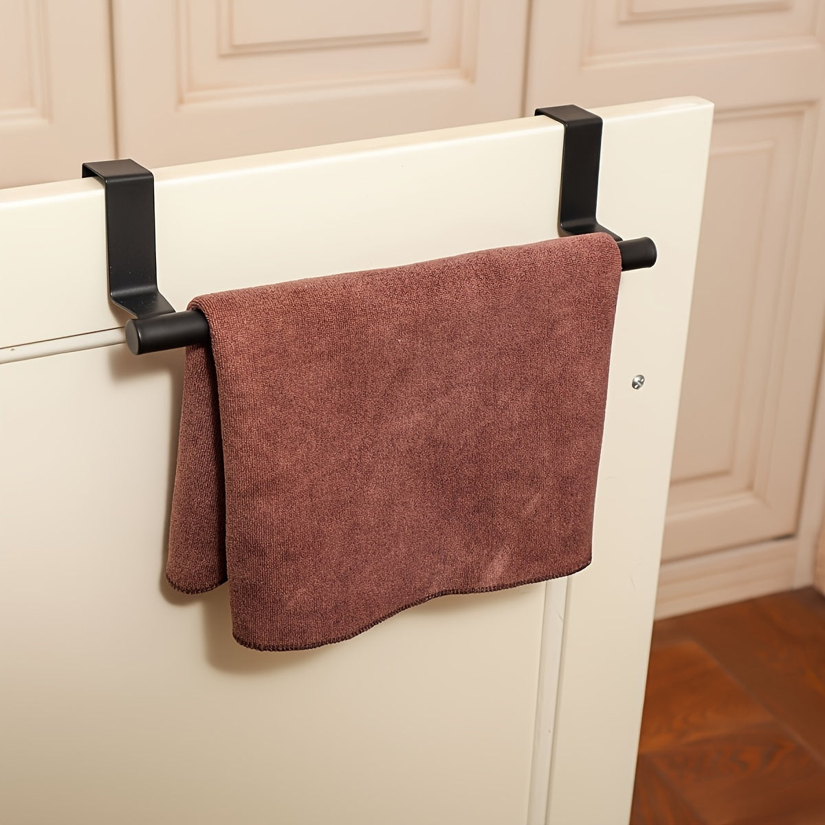 Elektr energiyasini talab qiladigan zamonaviy dizayndagi tishsiz rostlangan po'latdan yasalgan sochiq tokchasi oshxona va hammom uchun.