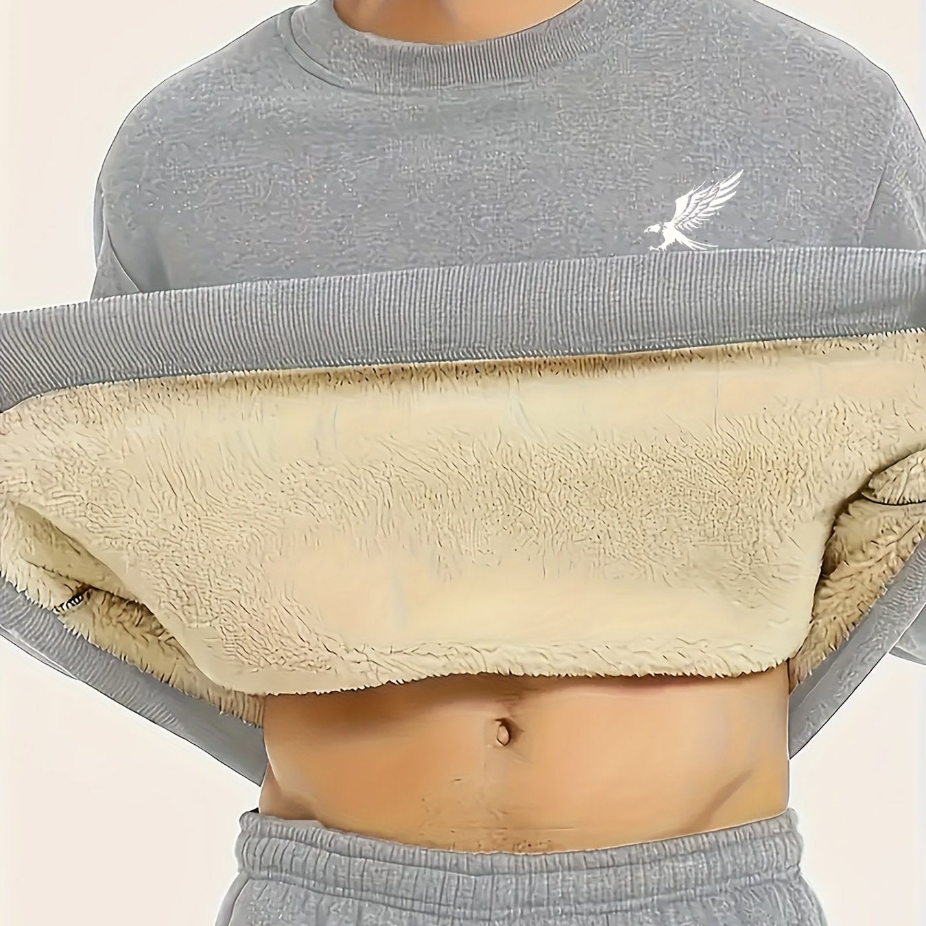 Erkaklar uchun ko'k rangli, qush emblemasi bilan bezatilgan, ichki qismi to'quv materialidan qilingan pullover. Kuz/qish qulayligi uchun 100% polyesterdan tayyorlangan.