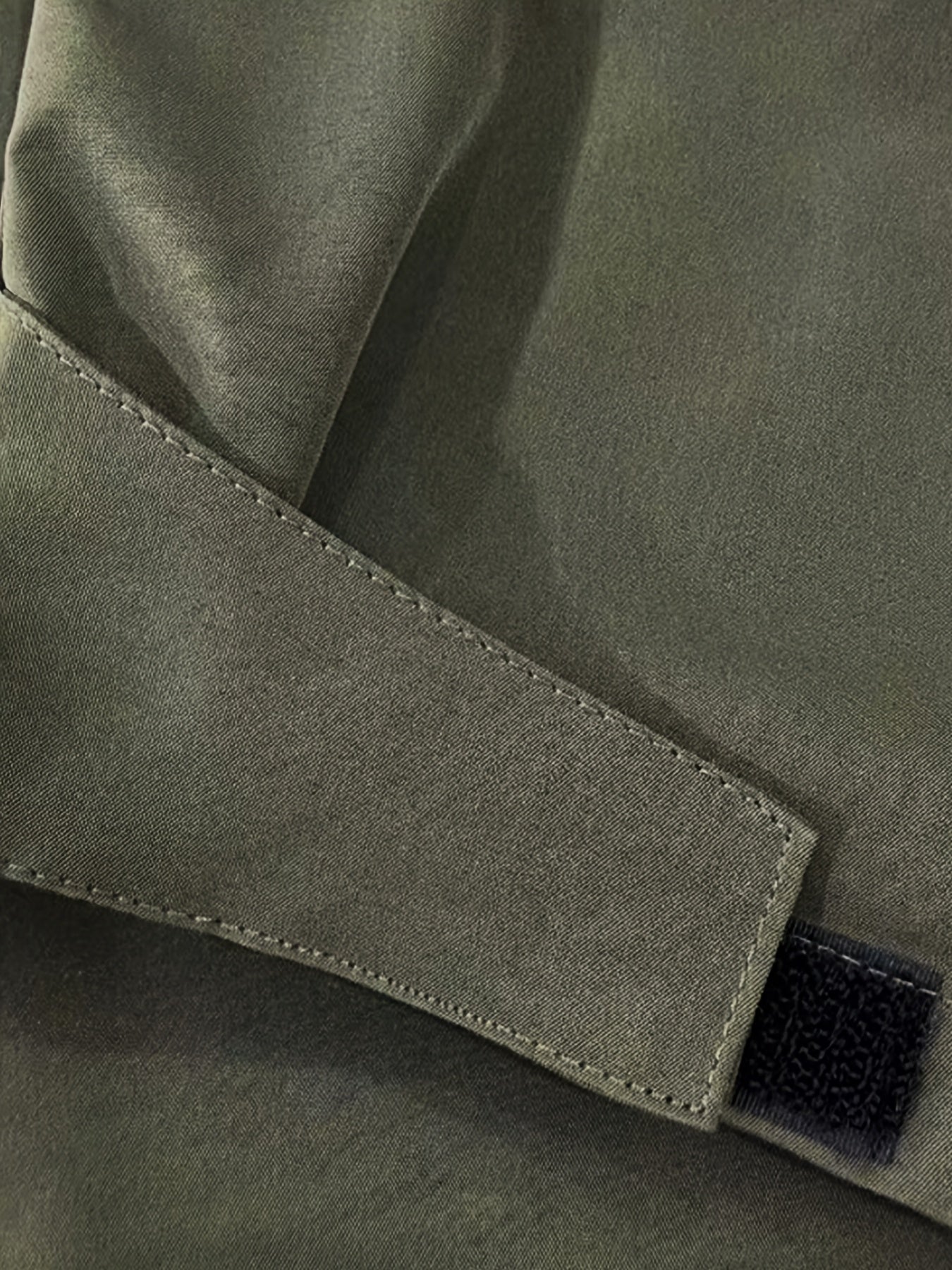 Qora erkaklar uchun shamol o'tkazmaydigan, suv o'tkazmaydigan jakk, logotip dizayni, bir nechta cho'ntaklar va qulay polyester mato bilan. Velosipedda, yugurishda va tasodifiy kiyim uchun mos. Shuningdek, plus o'lchamda ham mavjud.