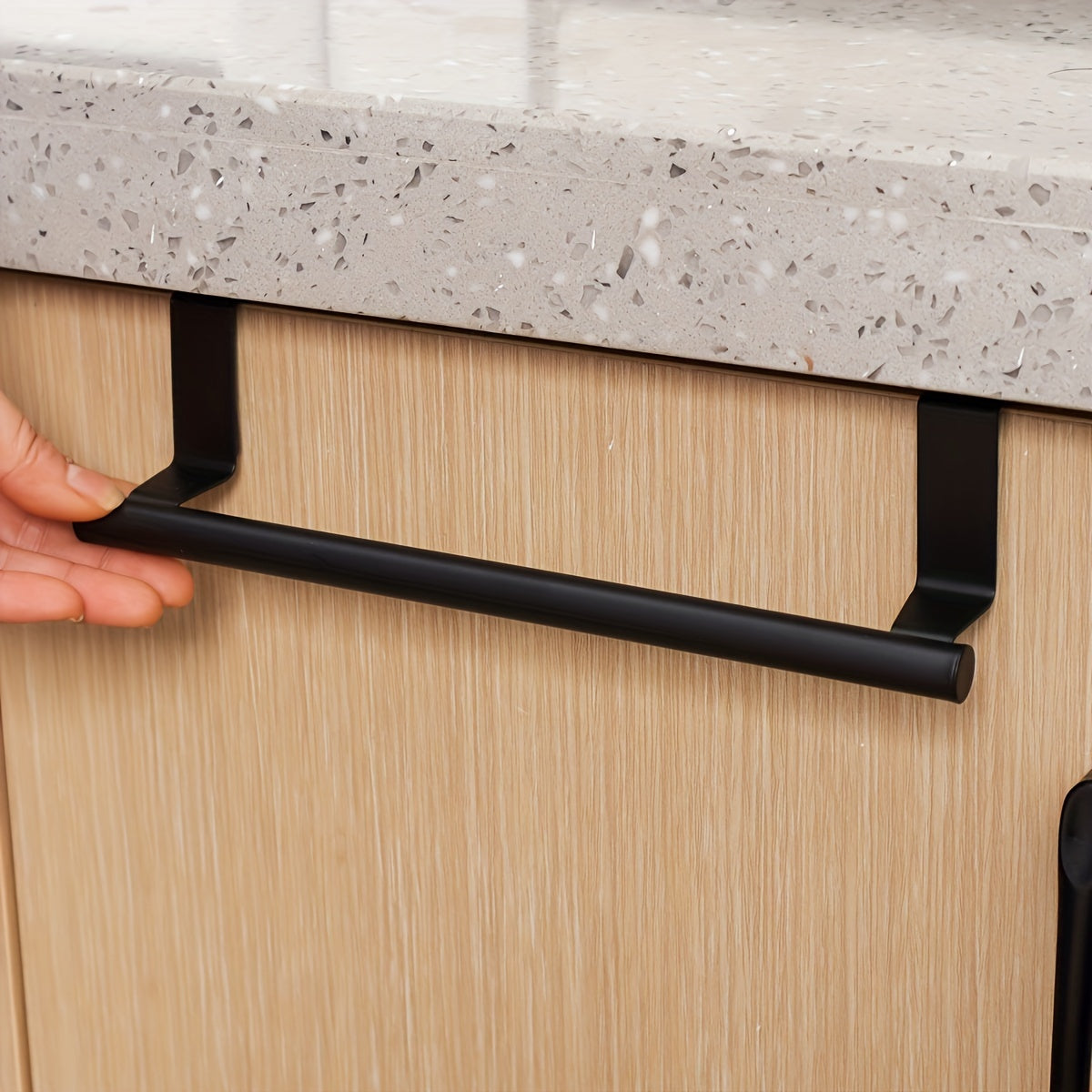 Elektr energiyasini talab qiladigan zamonaviy dizayndagi tishsiz rostlangan po'latdan yasalgan sochiq tokchasi oshxona va hammom uchun.