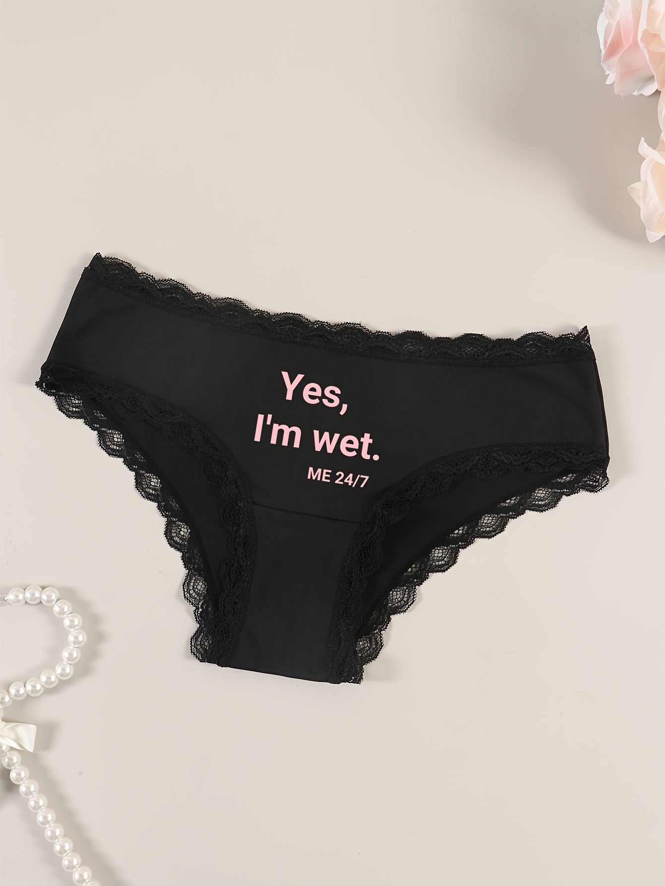 Jozibador dantel ayollar ichki kiyimlari, nozik dantel qirralari bilan, qulay va nafas oladigan nylon/elastan aralashmasi, ko'rinmaydigan, qo'l bilan yuvish mumkin, qora rangda.