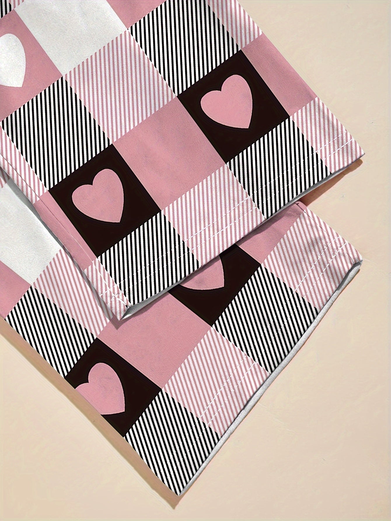 Ayollar uchun yurak grafikali futbolka va plaid shimlar to'plami, tasodifiy polyester to'qimadan tayyorlangan, qisqa yengli yuqori qismi va elastik belga ega dam olish shimlari. Dam olish yoki uyqu kiyimlari uchun mukammal.