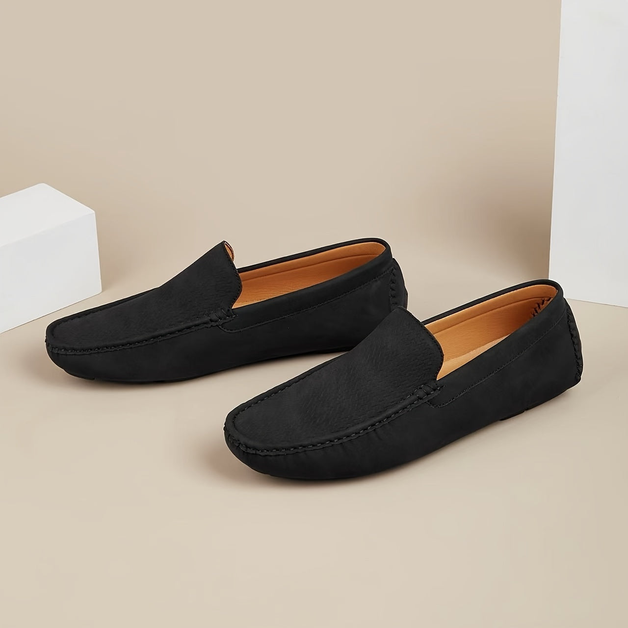 Erkaklar uchun ko'k rangli slip-on loaferlar: qulay, sirpanmaydigan, mustahkam tasodifiy poyabzal, ochiq havoda faoliyatlar, biznes tasodifiy va uchrashuvlar uchun. Har mavsumda kiyish uchun mos va har kuni qulaylik ta'minlaydi.