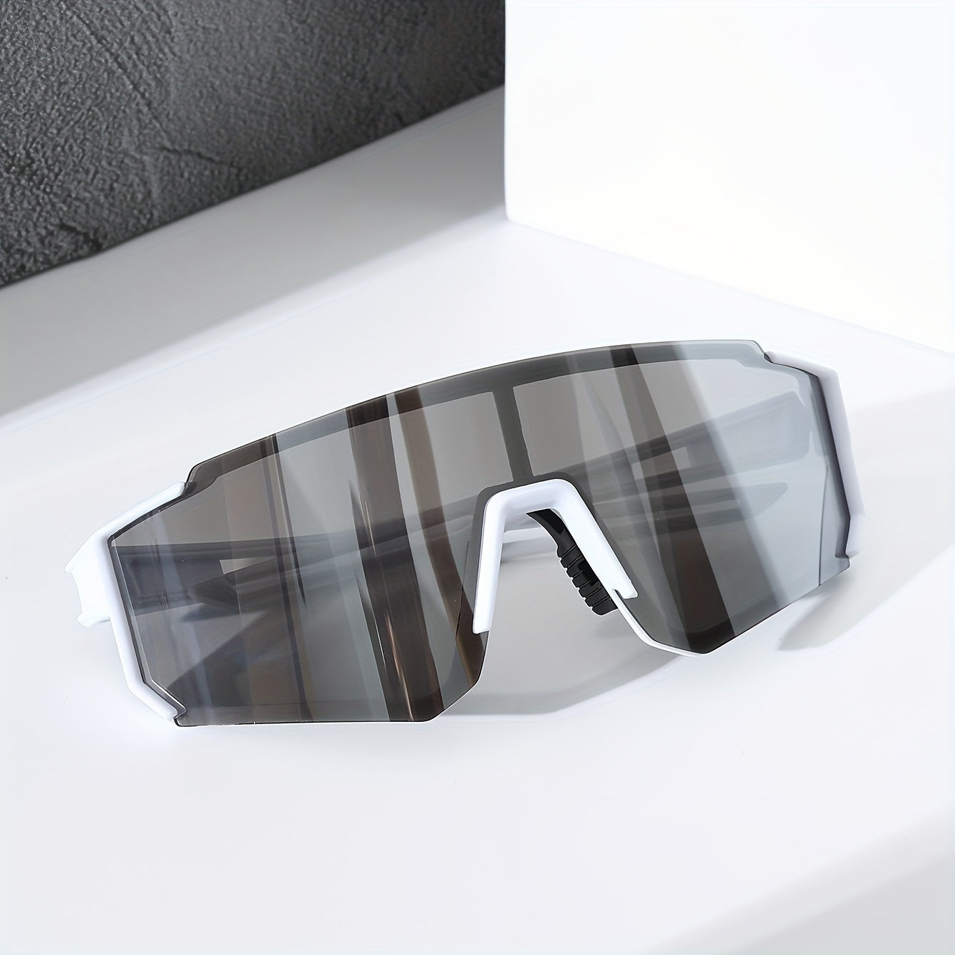 Erkaklar uchun moda ko'zoynaklar qoplangan linzalar bilan, erkaklar uchun zamonaviy ko'zoynaklar