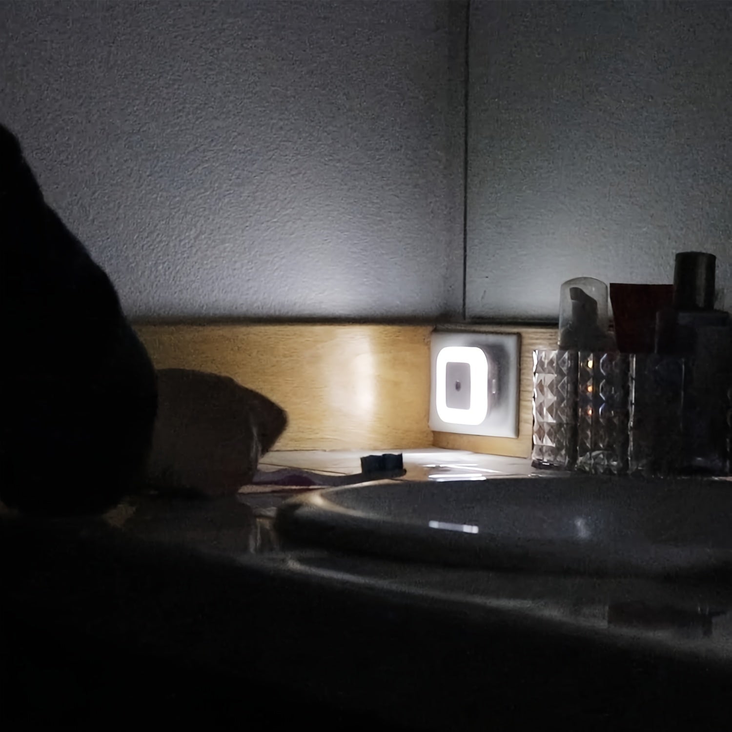 Smart Motion Sensor Night Light with Dusk Sensor LED Wall Plug Light for Kids Bedroom Stairs Kitchen Indoor White