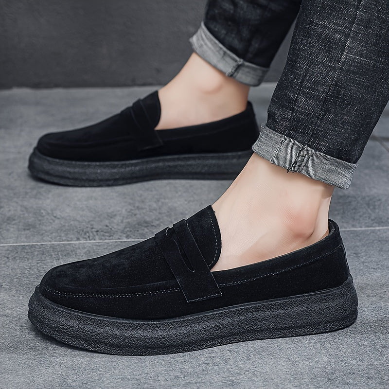 Yumshoq taglikli erkaklar uchun nafas oladigan slip-on loafers.