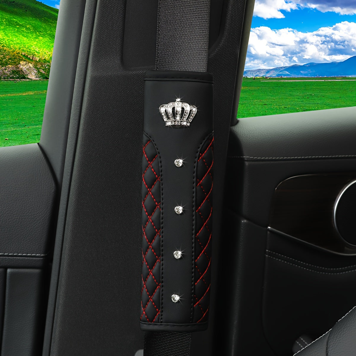 Avtomobil o'rindiq kamarining yelka yostiqchalari Qizil Qora Qilinchli PU charm Rhinestone taxtasi