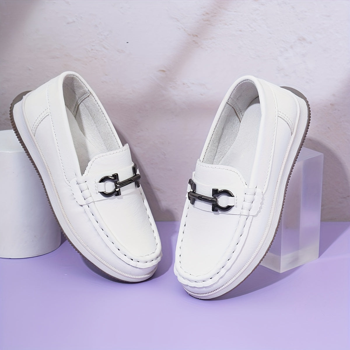 O'g'il bolalar qizlar bolalar uchun bir xil rangli pastki yuqori PU charmli yopishtiriladigan to'rtburchakli oyoq kiyimlar