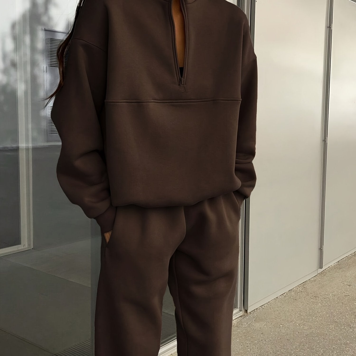 Ayollar uchun tasodifiy moda to'plami, 95% polyester va 5% spandeksdan tayyorlangan, turli ranglarda turg'un bo'yinli sviter va shimlarni o'z ichiga oladi. Kuz/qish mavsumlari uchun mos, to'qilgan mato bilan.