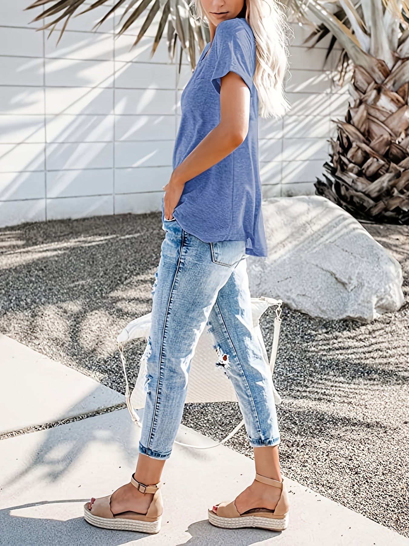 Ayollar uchun cho'zilgan V-yuqa T-shirt - Qisqa yeng, erkin kesim, bir rang, tugma tafsiloti - Bahor va yoz uchun ideal