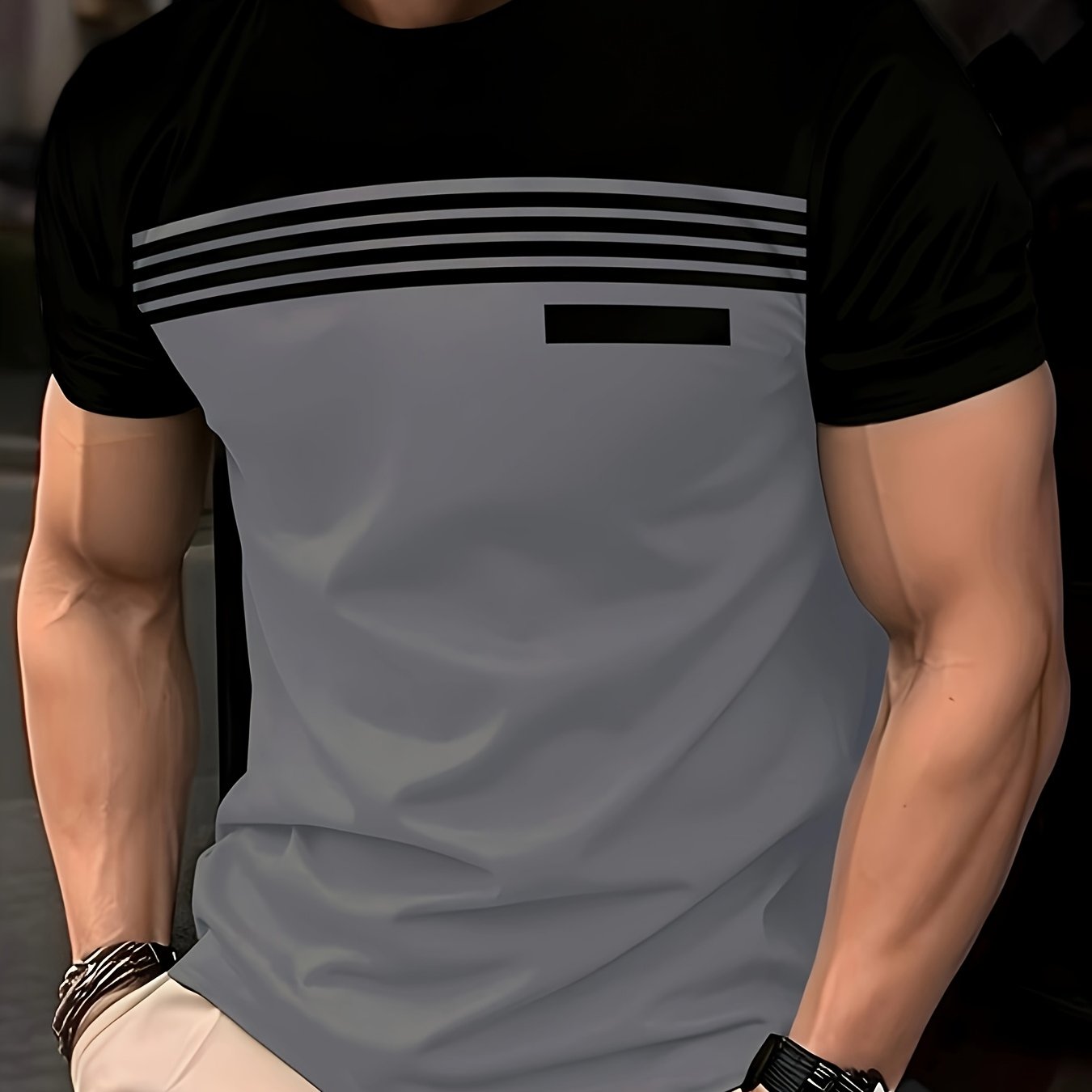 Erkaklar uchun qisqa yengli futbolka, chiziqli geometrik naqsh bilan, yumshoq bo'yin, odatdagi kesim, 100% polyester to'qima matodan tayyorlangan, biroz cho'ziluvchan.