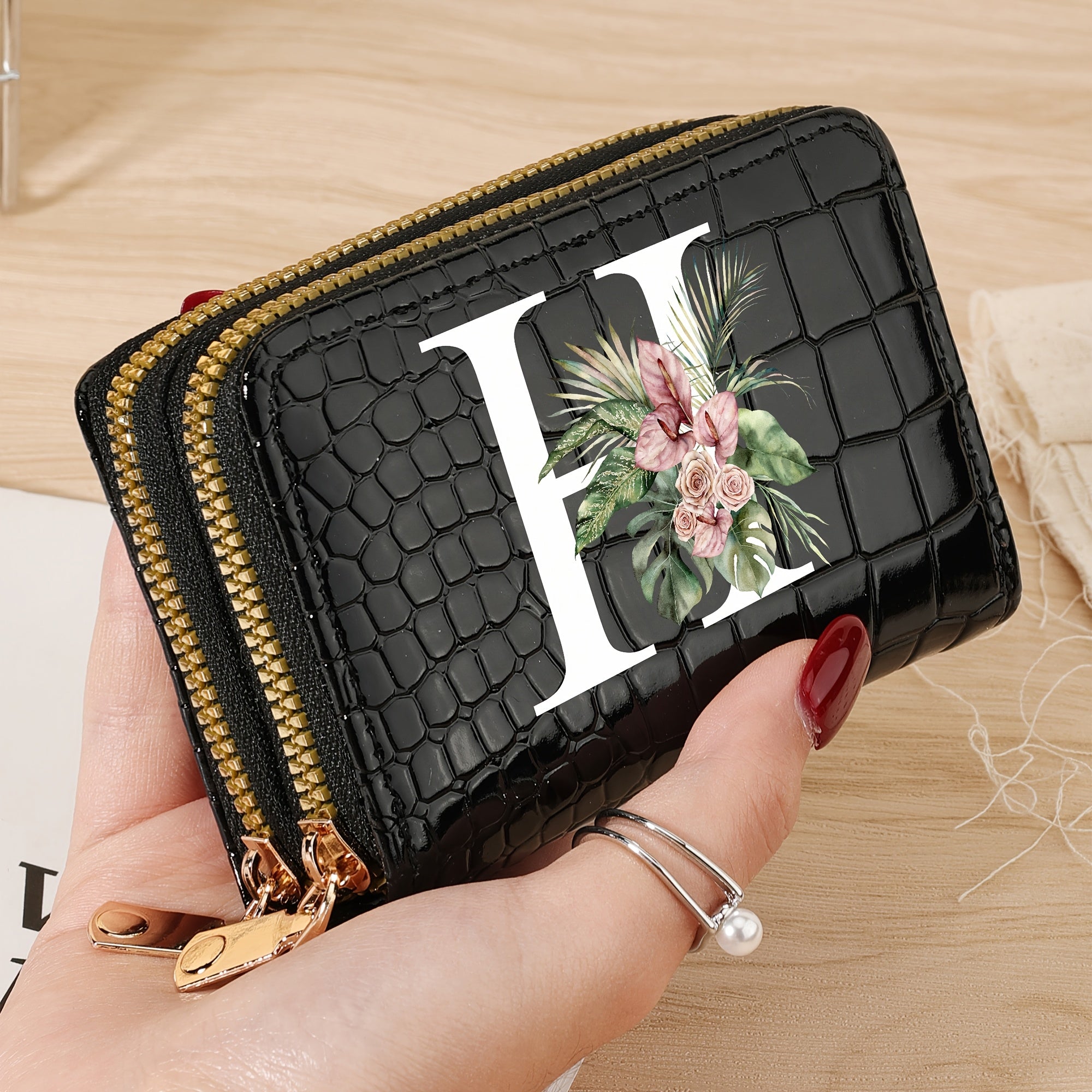 Cartera para tarjetas de crédito para mujer con estampado floral de letras, negro y blanco, gran capacidad, con cremallera y textura de cocodrilo en PU