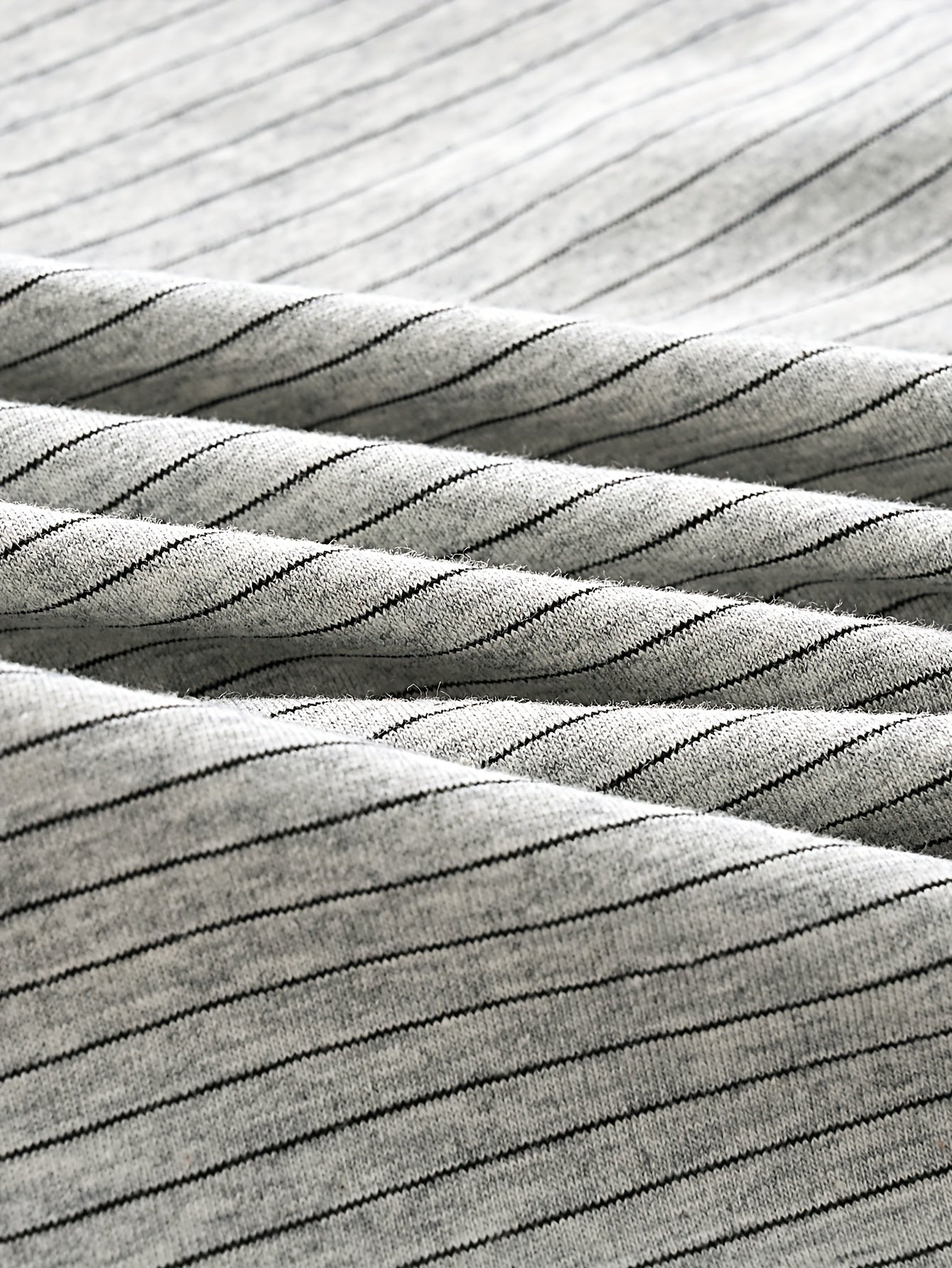 4-taqsimli erkaklar uchun chiziqli boxer shortlari yuqori cho'ziluvchan polyester-spandeks aralashmasidan tayyorlangan. Qulay moslashuvchanlik uchun elastan bilan casual sport ichki kiyim.