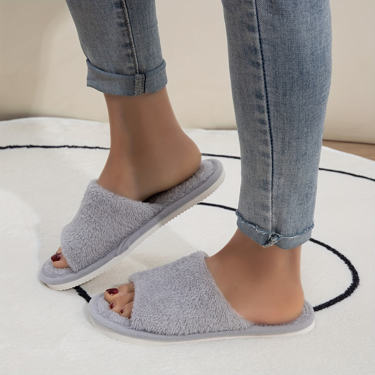 Ichki qulaylik uchun plush ochiq barmoq dizayni bilan asosiy bir rangli uy poyabzallari.