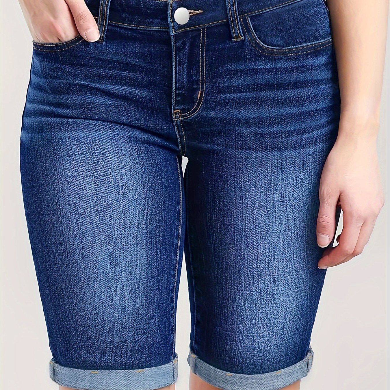 Ayollar uchun denim Bermuda shortlari, yuqori bo‘yin, yuvilgan ko‘k, bukilgan bo‘lakli qism