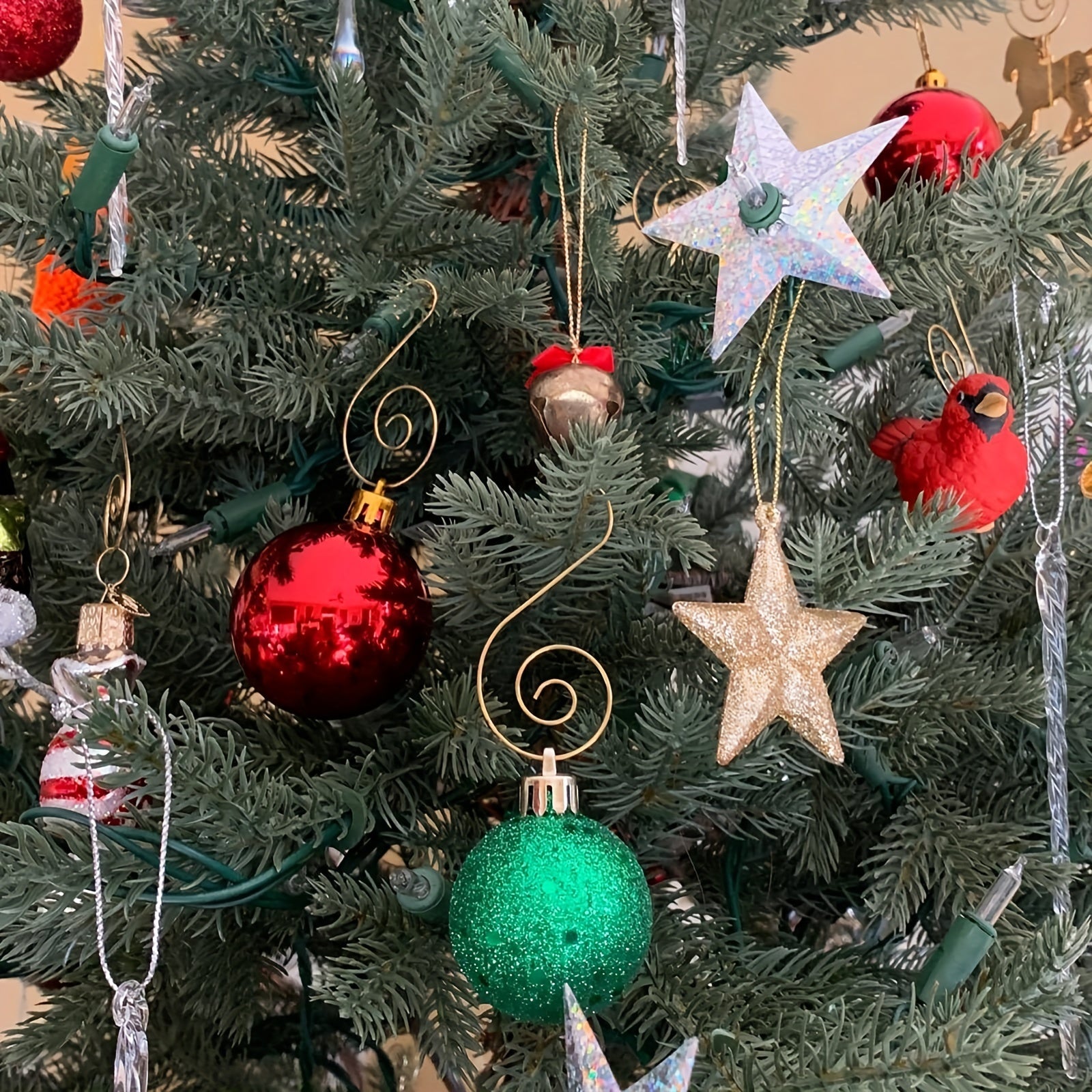 Yilgi bezaklar uchun turli xil Rojdestvo o‘rnatish uchun g‘altaklar, daraxtlar va xonalarni bezash