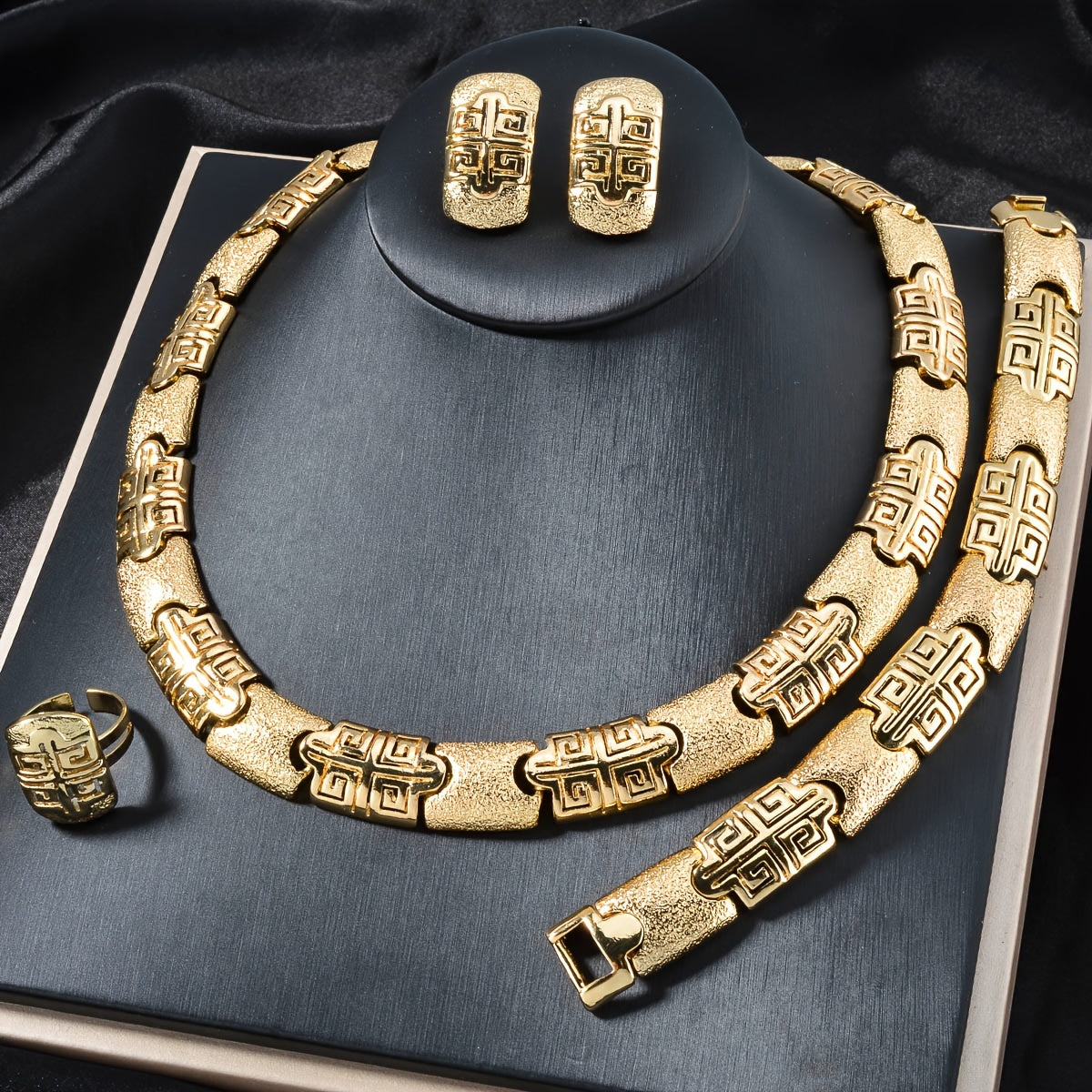 Красивый комплект ювелирных изделий в винтажном стиле для женщин - включает в себя геометрические матовые бамбуковые элементы и благоприятные узоры, включает медное ожерелье, серьги, браслет и кольцо - идеально для свадеб и особых случаев.